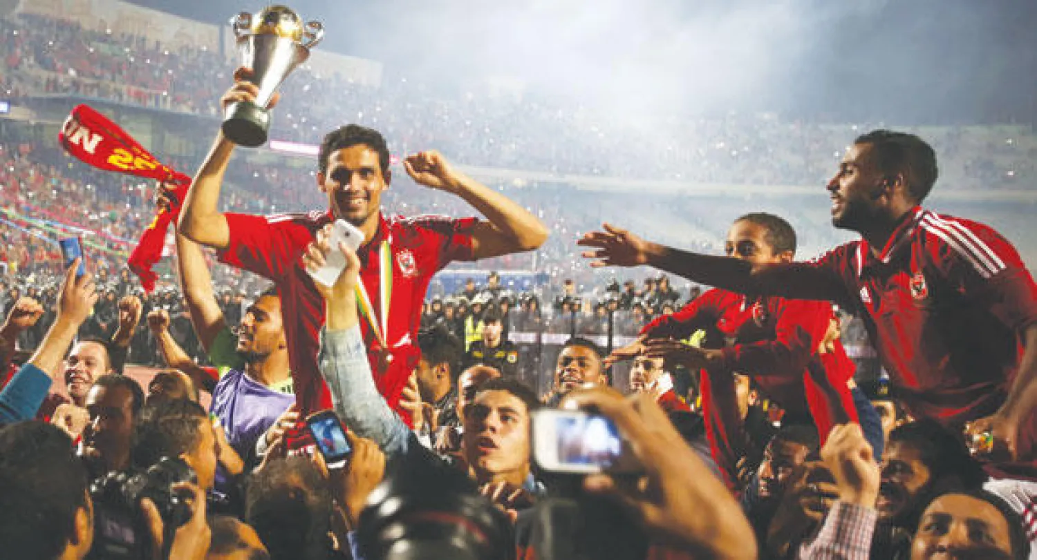 لاعبو الأهلي يحتفلون بالتتويج بكأس الاتحاد الأفريقي (أ.ف.ب)