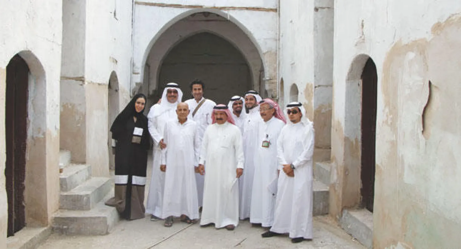 حمزة صيرفي ووفد من أعضاء المجلس الفني السعودي أثناء تسلم مبنى رباط الخنجي في جدة