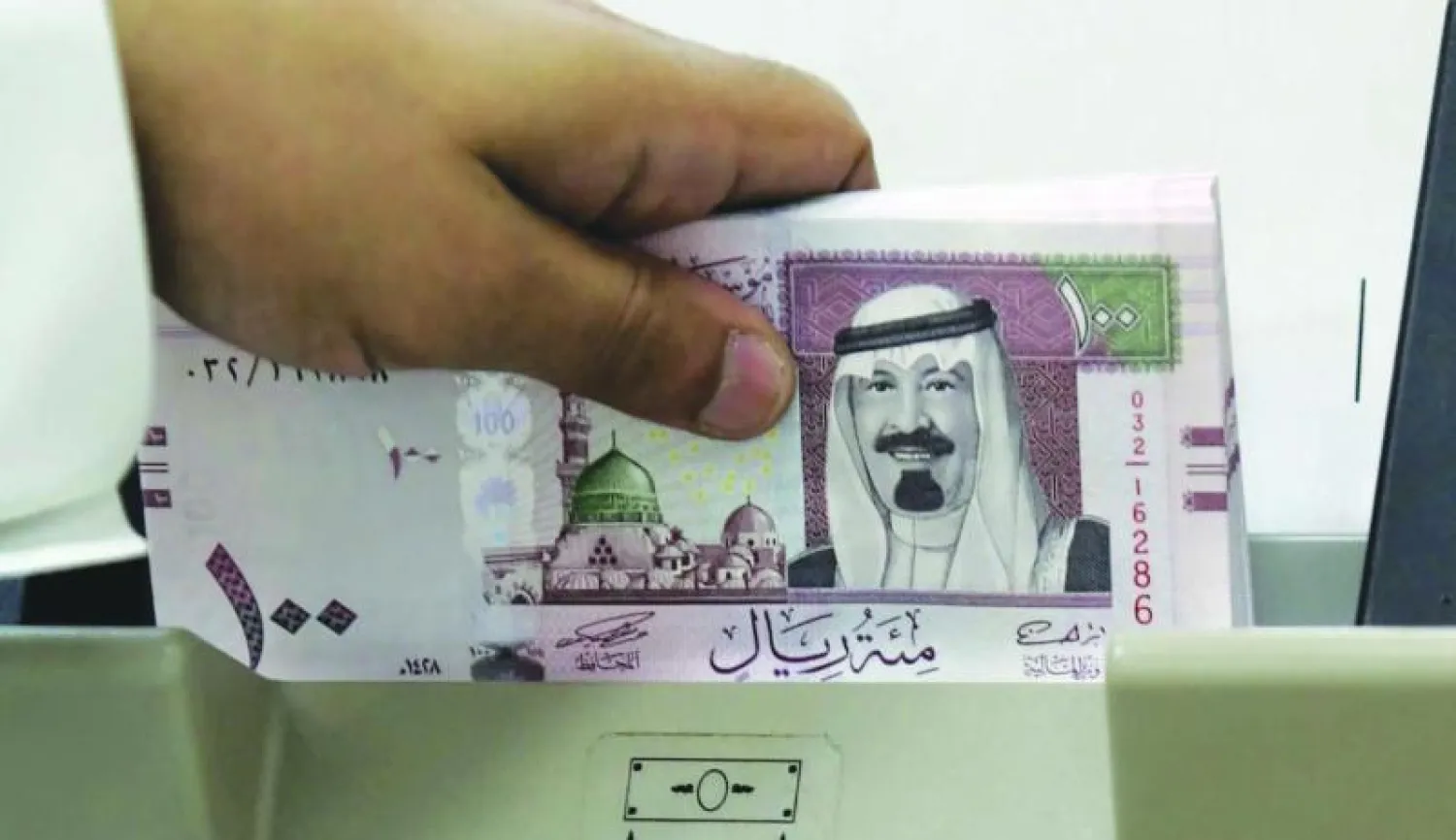 مؤسسة النقد السعودي جددت تحذيراتها إلى البنوك وشركات التأمين بضرورة اتخاذ عدد من الإجراءات لضمان سلامة النظام المصرفي («الشرق الأوسط»)