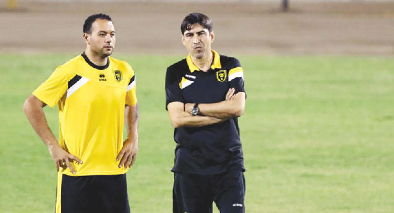 بيتوركا خلال قيادته أحد تدريبات الاتحاد وإلى جانبه مساعده