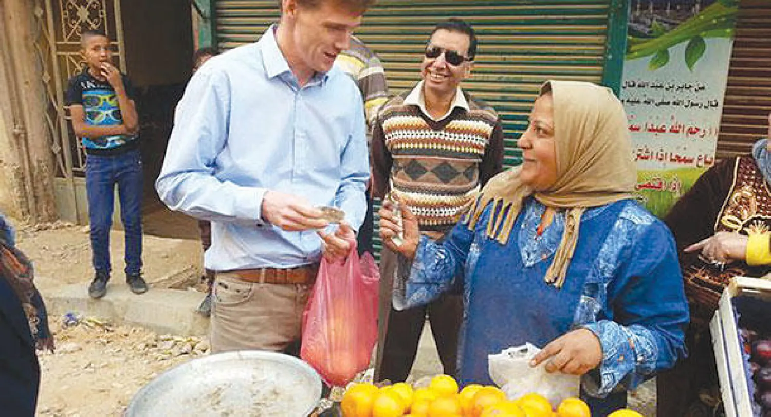 السفير البريطاني جون كاسن خلال تجوله في أحد أسواق مدينة المنيا بصعيد مصر  نهاية الشهر الماضي (صفحة كاسن الرسمية على موقع «تويتر»)