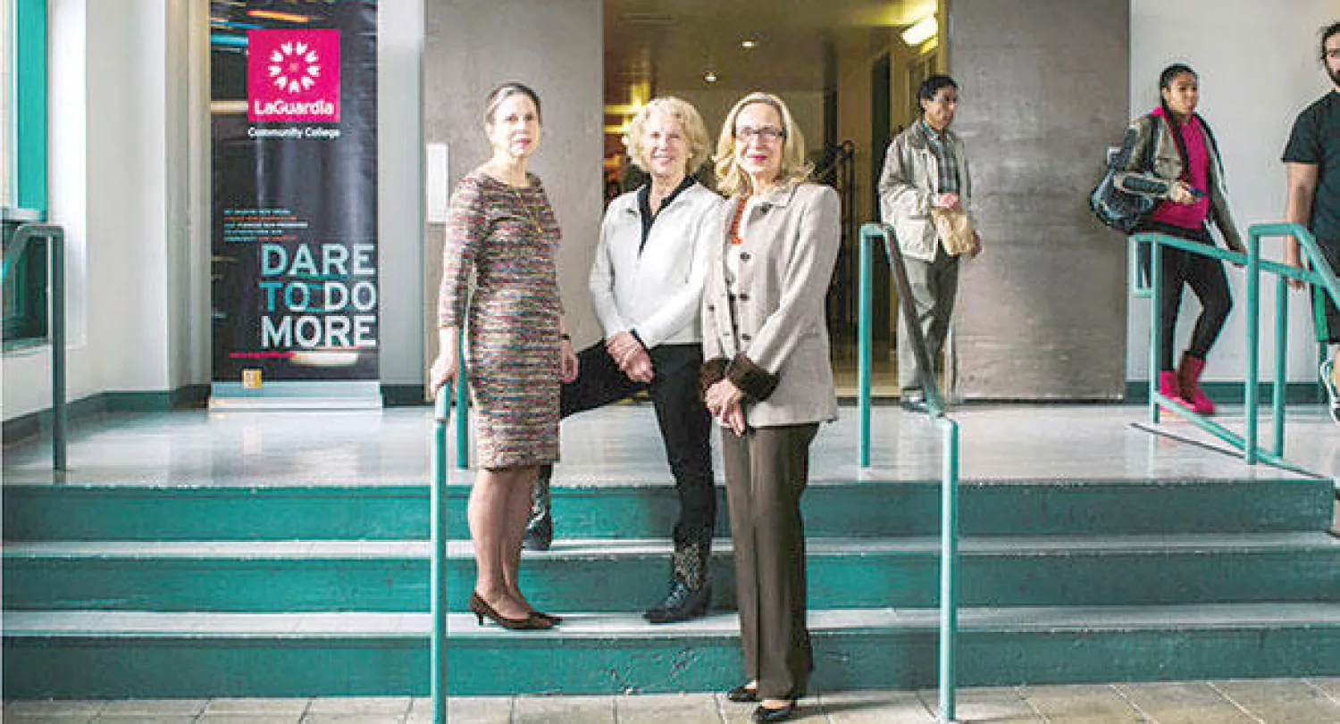 ليزا سيلز وكارين دوبنسكي ومارلين سكوني ستام أمام أحد أبواب كلية لاغارديا المجتمعية الأميركية (نيويورك تايمز)