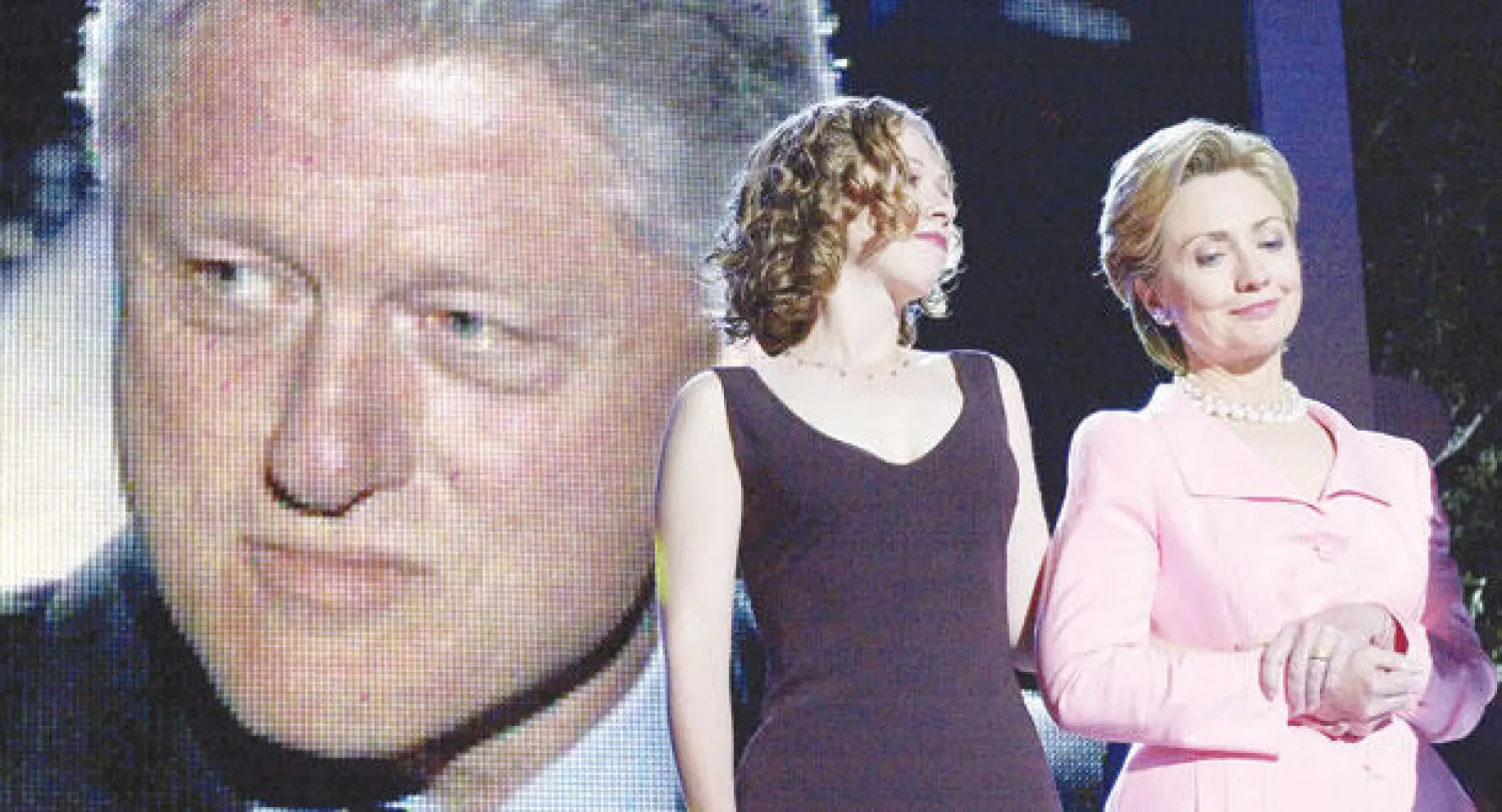 هيلاري رودهام كلينتون وابنتها تشيلسي والرئيس الأسبق بيل كلينتون يلقي كلمة في حفل لجمع التبرعات في لوس أنجليس عام 2000 (نيويورك تايمز)