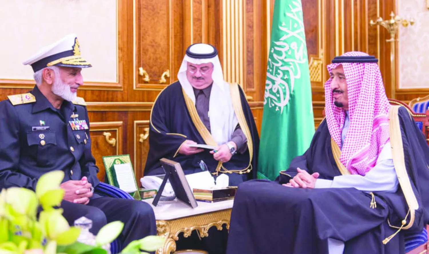 جانب من استقبال ولي العهد السعودي لقائد القوات البحرية الباكستانية أمس (واس)