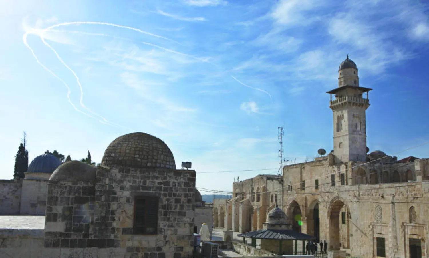 طائرتان إسرائيليتان كما ظهرتا فوق جبل الهيكل أول من أمس قبل أن تتوجها لضرب مواقع عسكرية في ريف دمشق (إ.ب.أ)