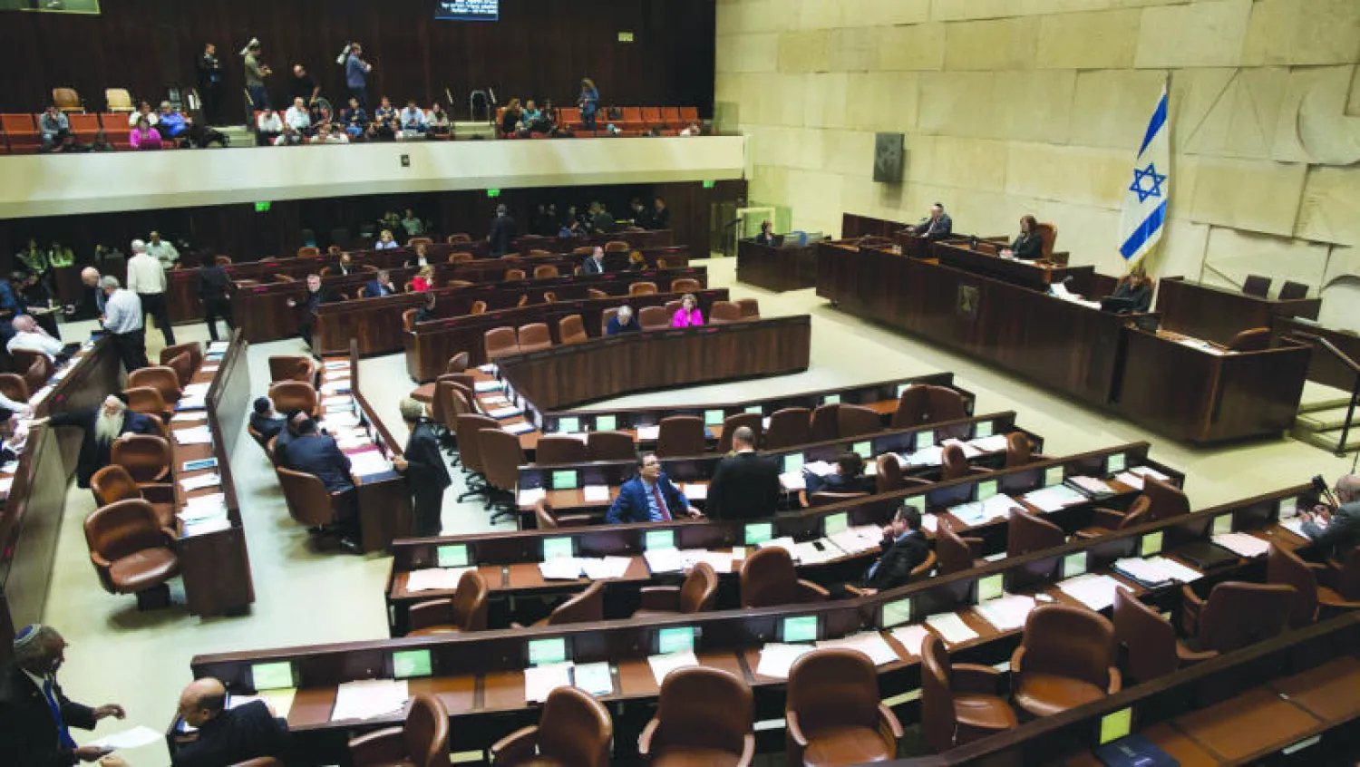 أعضاء الكنيست خلال الجلسات التي جرت مساء أمس بغية حله والانطلاق لانتخابات تجري في مارس المقبل (إ.ب.أ)