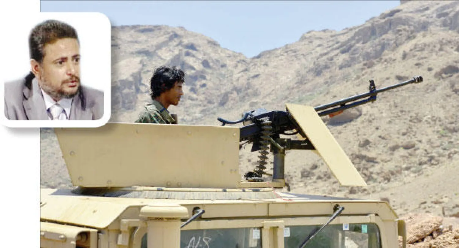 جندي يمني خلال دورية في قاعدة عسكرية شمال شرق محافظة حضرموت وفي الإطار محافظ الحديدة صخر الوجيه (إ. ب. أ)