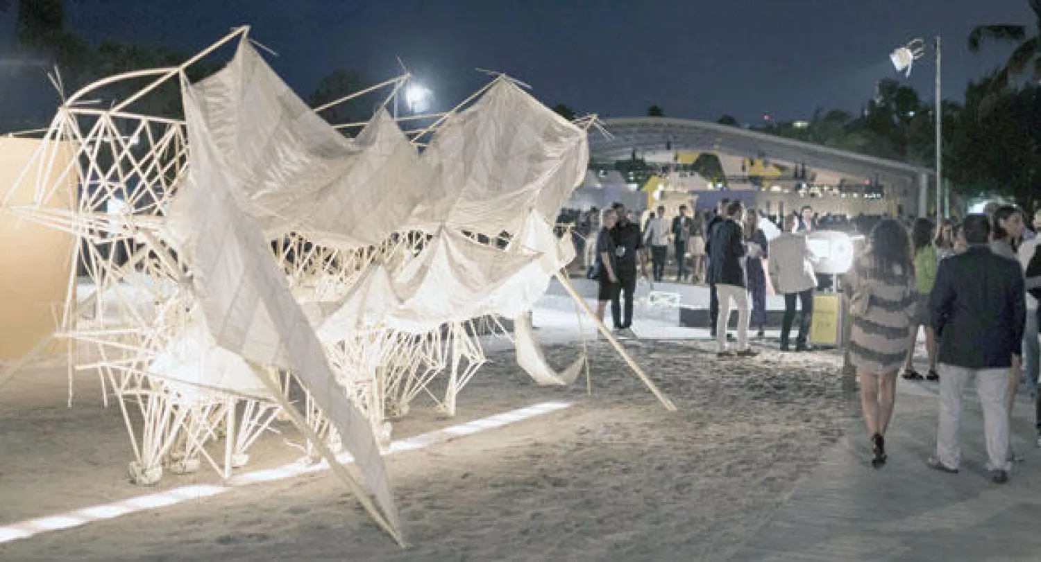 عمل «ستراندبيستس» لثيو يانسن في حفل «أوديمار بيغيه»