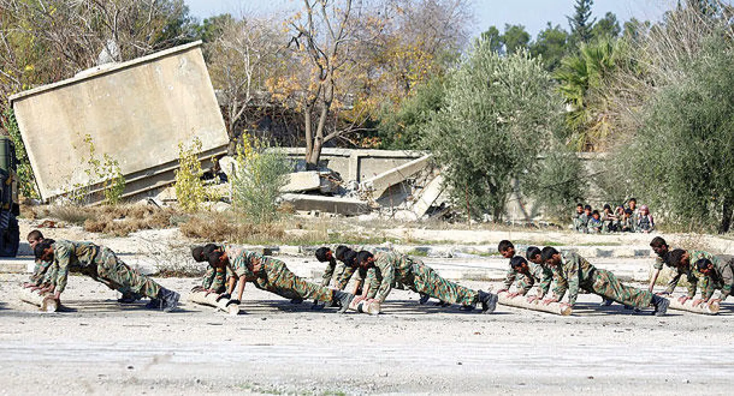 مقاتلون من جيش الإسلام (الغوطة الشرقية بريف دمشق) تحت التدريب قبل إرسالهم إلى الخطوط الأمامية (أ.ف.ب)