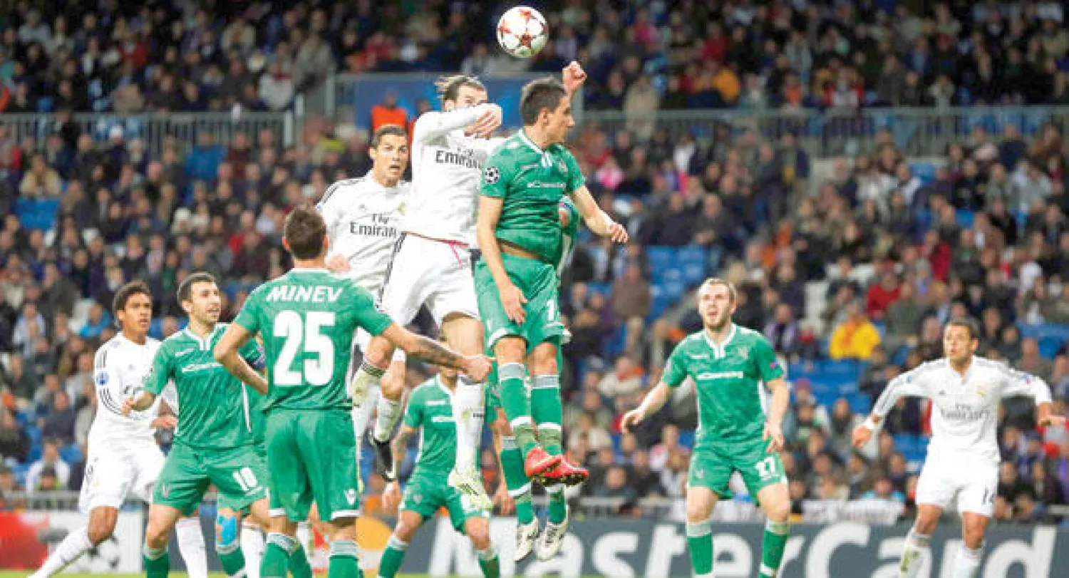 غاريث بيل (وسط) يضيف هدف الريال  الثاني من ضربة رأس (رويترز)