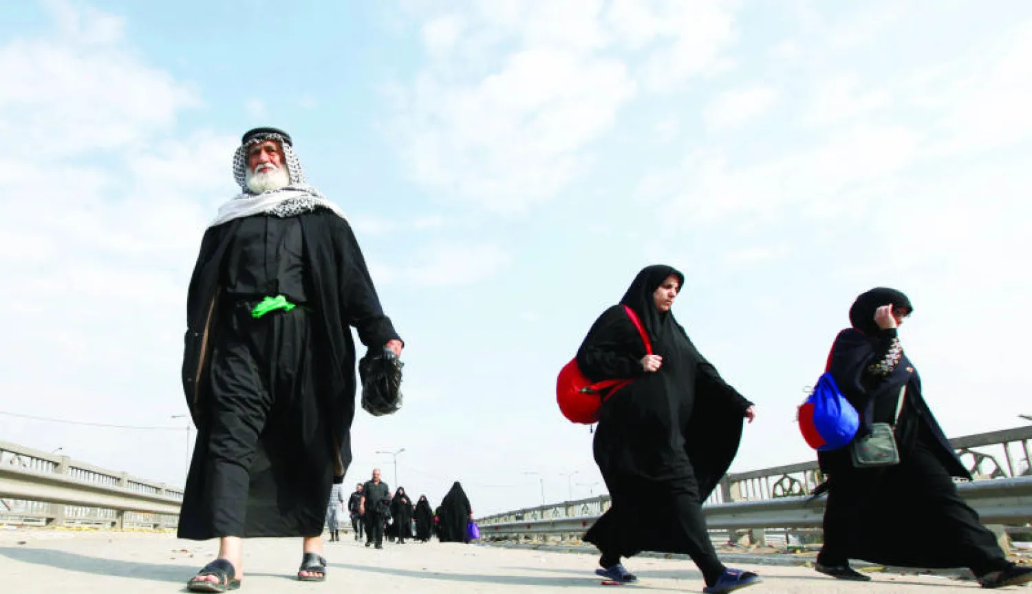 عراقيون يتجهون أمس من بغداد إلى كربلاء سيرا على الأقدام للمشاركة في إحياء ذكرى أربعينية الحسين (رويترز)