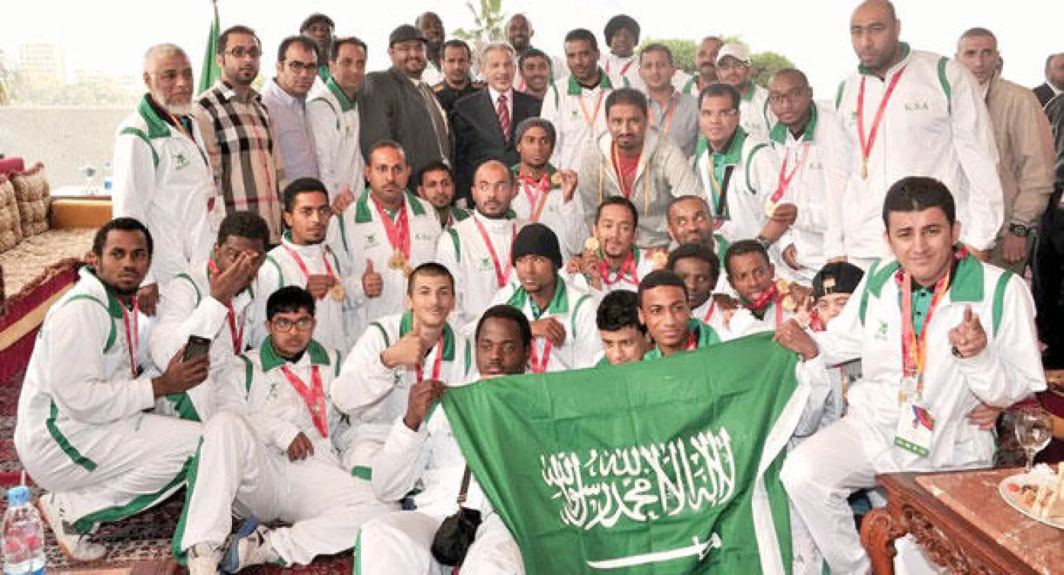 السفير أحمد بن عبد العزيز قطان سفير خادم الحرمين الشريفين بالقاهرة يتوسط فريق بلاده في دورة الألعاب الأولمبية الخاصة التي عقدت في القاهرة