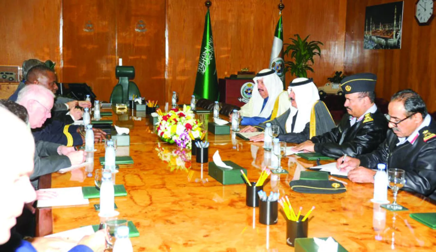 جانب من المباحثات التي جرت بين وزير الحرس الوطني والمسؤول العسكري الأميركي في الرياض أمس (واس)