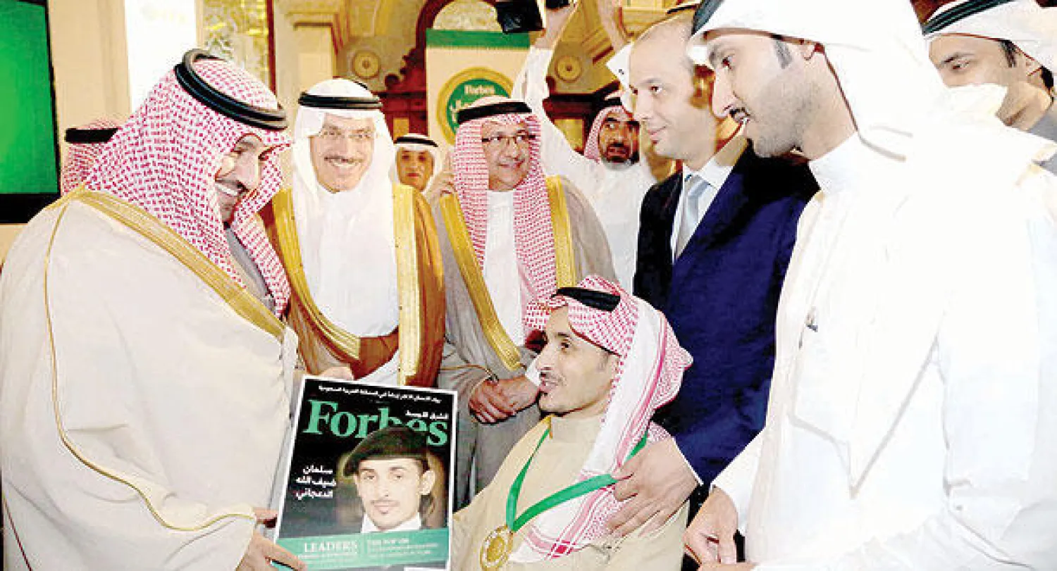 أمير الرياض خلال تكريمه رواد الأعمال الأكثر إبداعا في السعودية، ويظهر في الصورة المكرموون  من ذوي الاحتياجات الخاصة (تصوير: إقبال حسين)
