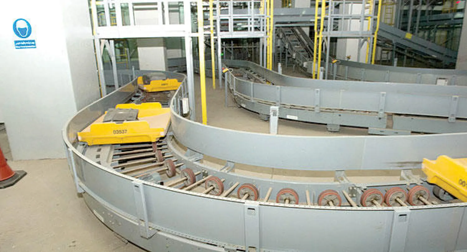 جانب من شبكة نقل البضائع والأمتعة داخل مطار الملك عبد العزيز أثناء التجارب («الشرق الأوسط»)