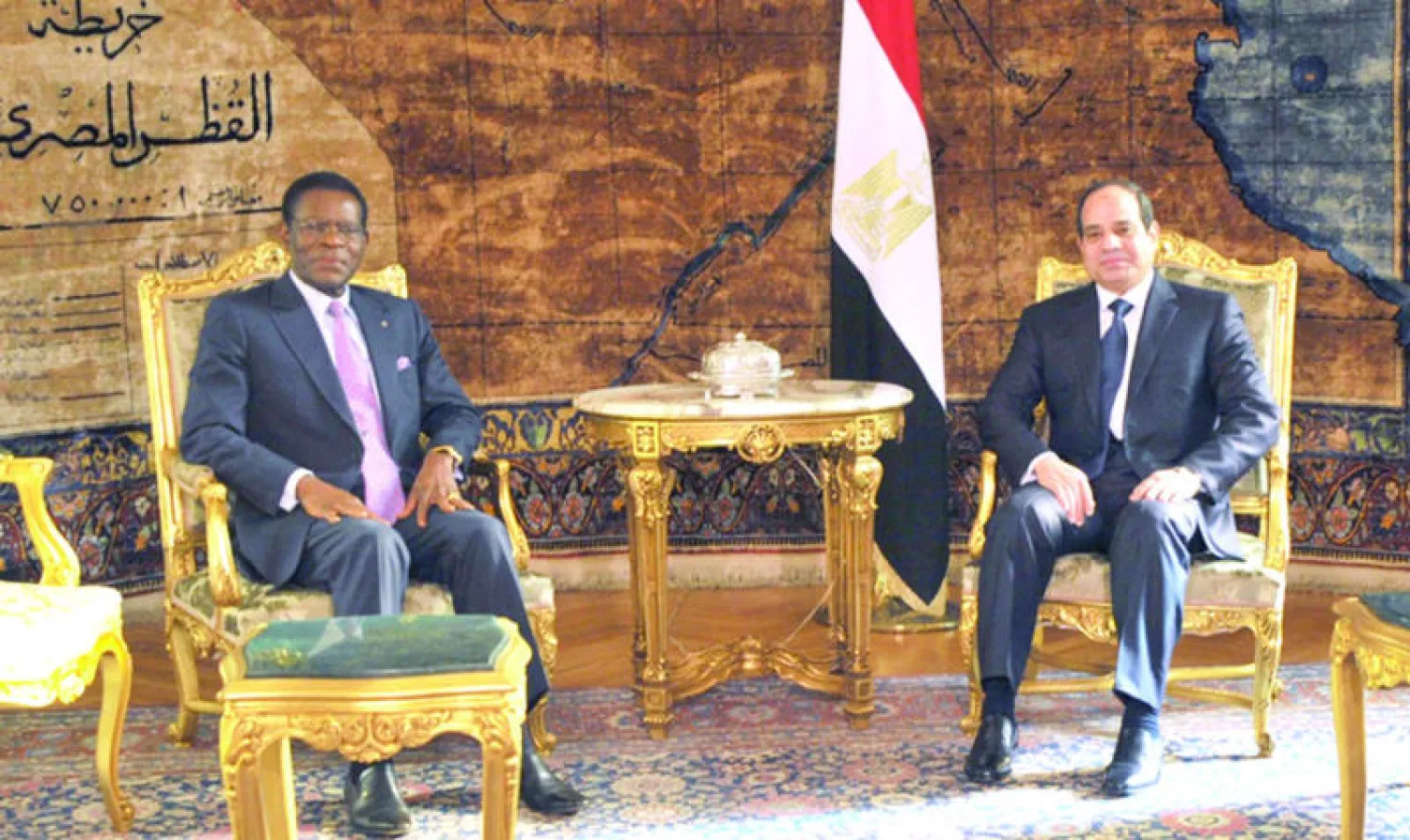 الرئيس المصري عبد الفتاح السيسي خلال لقائه مع رئيس غينيا الاستوائية أوبيانغ نجيما أمس في القاهرة («الشرق الأوسط»)