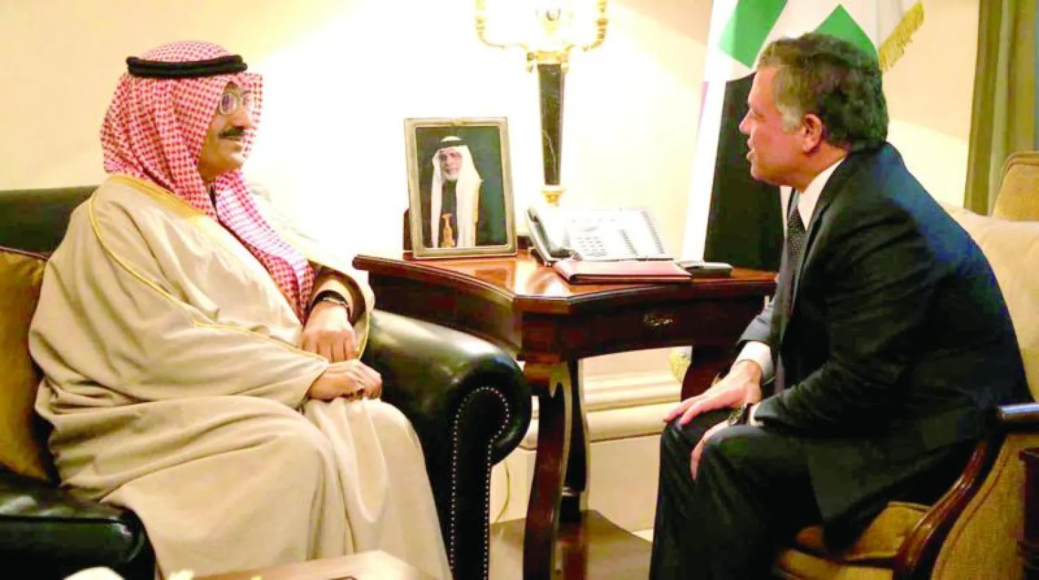 العاهل الأردني الملك عبد الله الثاني لدى استقباله الأمير خالد بن بندر في عمان أمس (بترا)