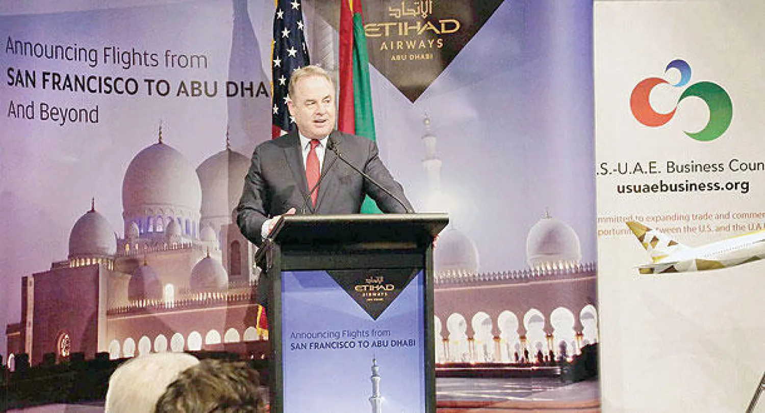 جيمس هوغن رئيس المجموعة الرئيس التنفيذي في {طيران الاتحاد} يلقي كلمة خلال حفل  مجلس الأعمال الإماراتي - الأميركي بمدينة سان فرانسيسكو أمس («الشرق الأوسط»)