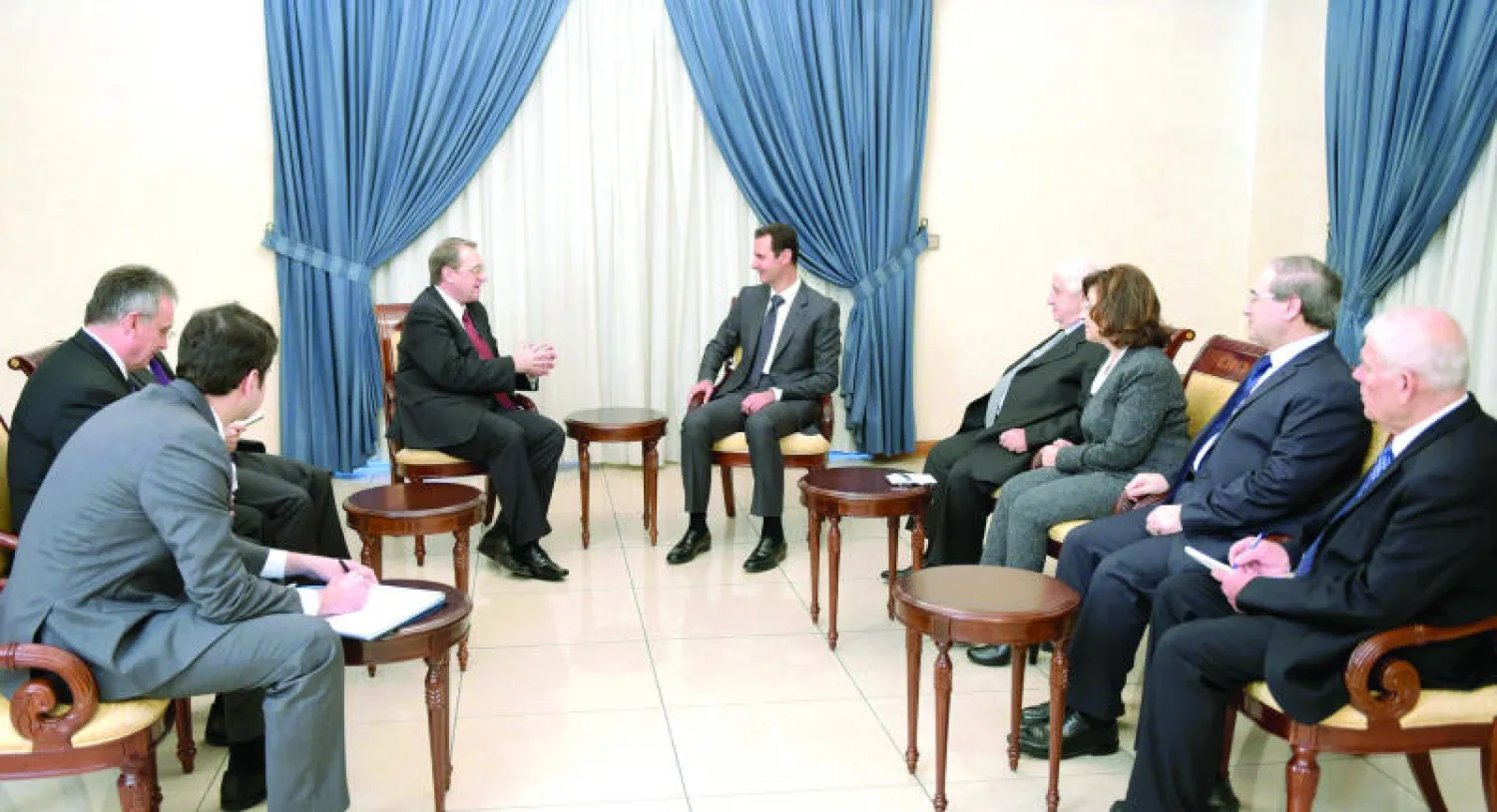 الرئيس السوري بشار الأسد أثناء لقائه بنائب وزير الخارجية الروسي ميخائيل بوغدانوف في دمشق أمس (أ . ف . ب)