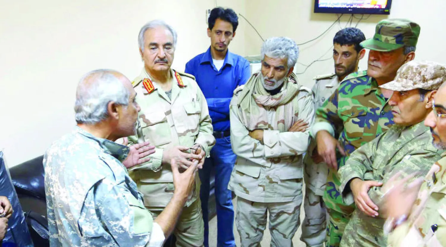 اللواء حفتر يتحدث مع قادة عسكريين في بنغازي يوم 3 ديسمبر  الحالي (رويترز)