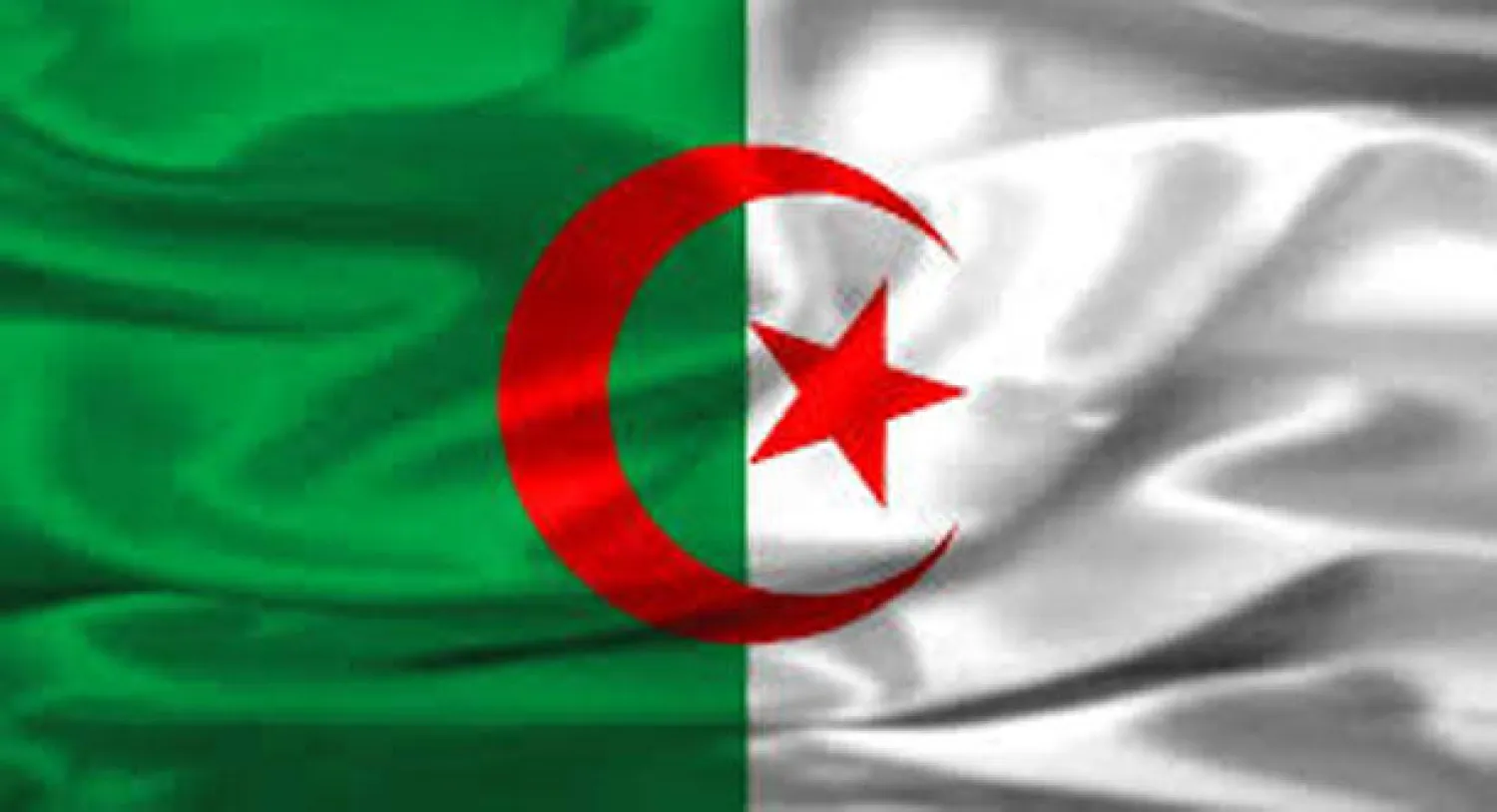 الرهينة الفرنسي الأخير سيرغي لازارفيتش يعانق الرئيس الفرنسي فرانسوا هولاند لدى وصوله الى مطار عسكري في باريس أمس بعد اطلاقه. وكان لازارفيتش قد خطف في مالي نوفمبر الماضي وتم اطلاقه بعد مفاوضات مع خاطفيه (أ.ف.ب)