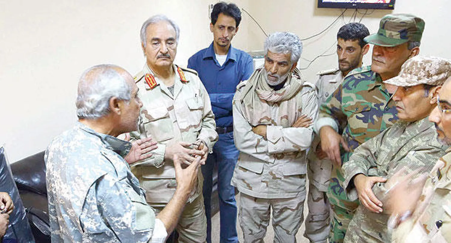 اللواء حفتر يتحدث مع قادة عسكريين في بنغازي يوم 3 ديسمبر  الحالي (رويترز)