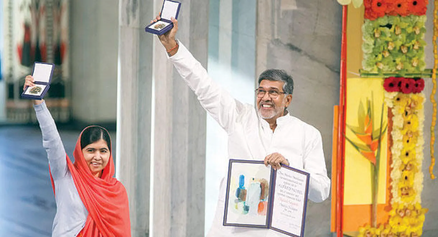 ملالا يوسف زاي وكايلاش ساتيارثي يعرضان جائزتي «نوبل» في أوسلو أمس (إ.ب.أ)