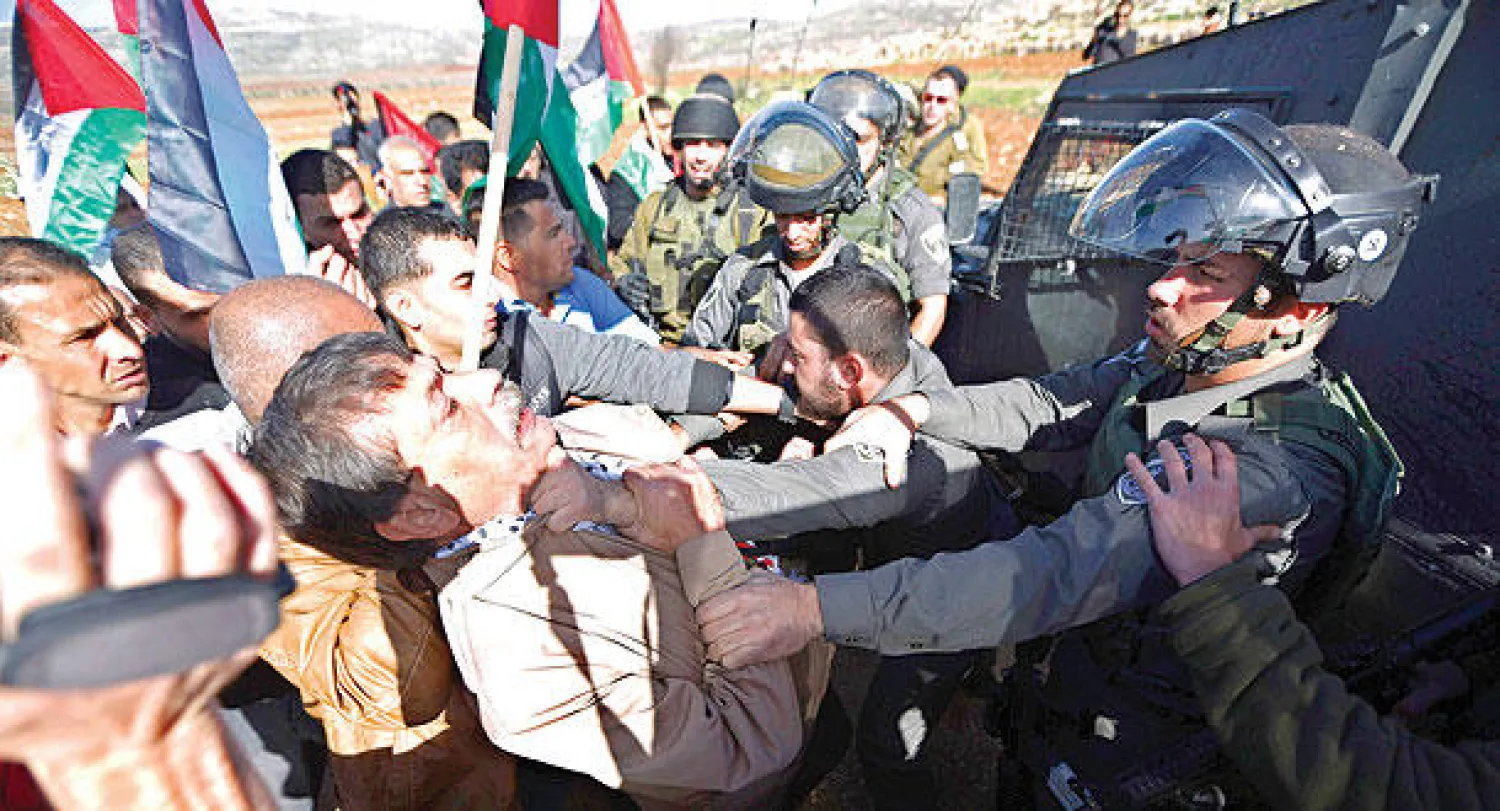 جانب من العنف المفرط الذي مارسه الجنود الإسرائيليون ضد الوزير أبو عين والذي أدى إلى وفاته في رام الله أمس (رويترز)