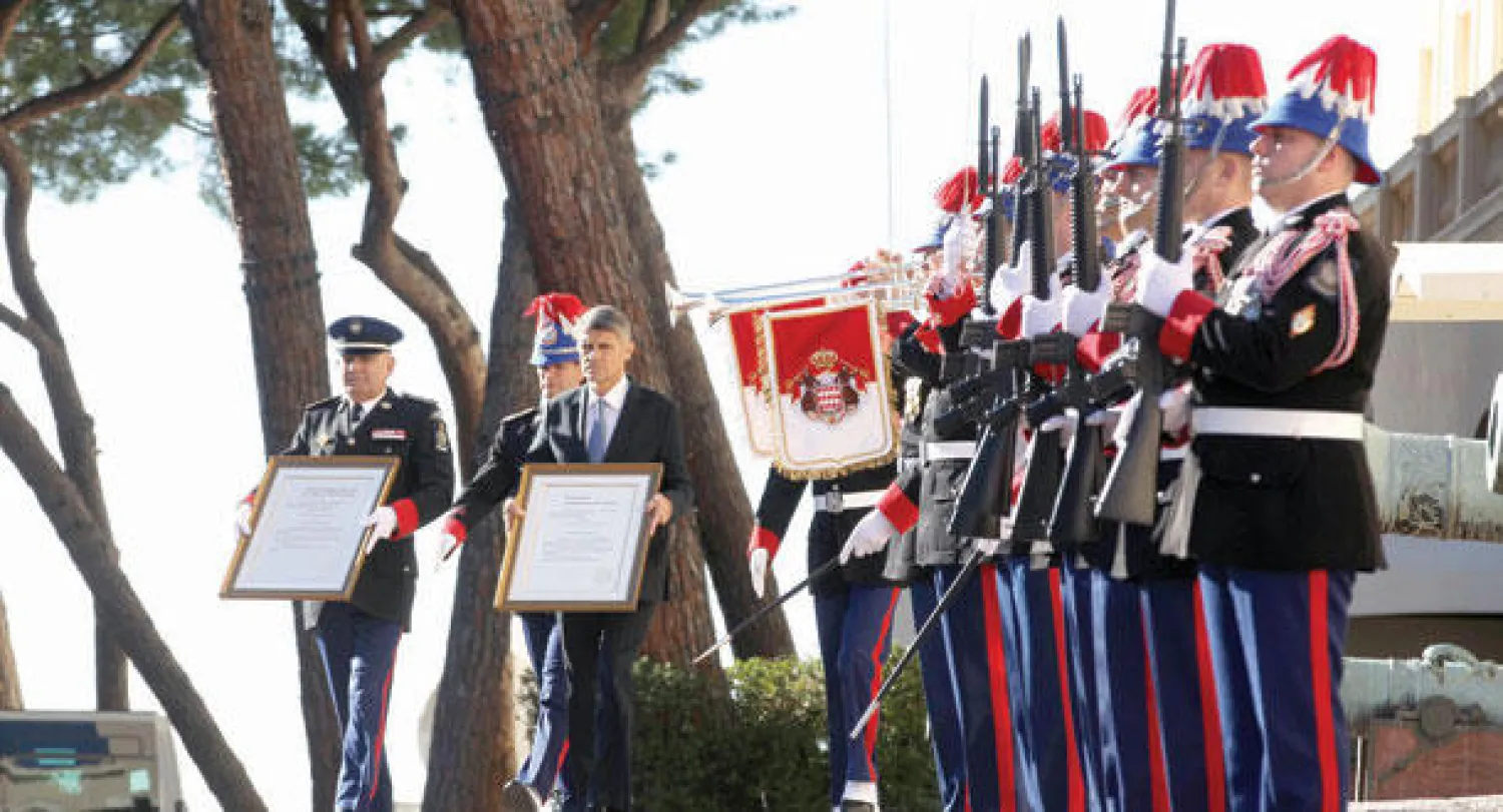 عملا بالتقاليد الأميرية علقت لوحات تحمل نبأ ولادة أبناء الأمير ألبير خارج القصر بموناكو (أ.ب)