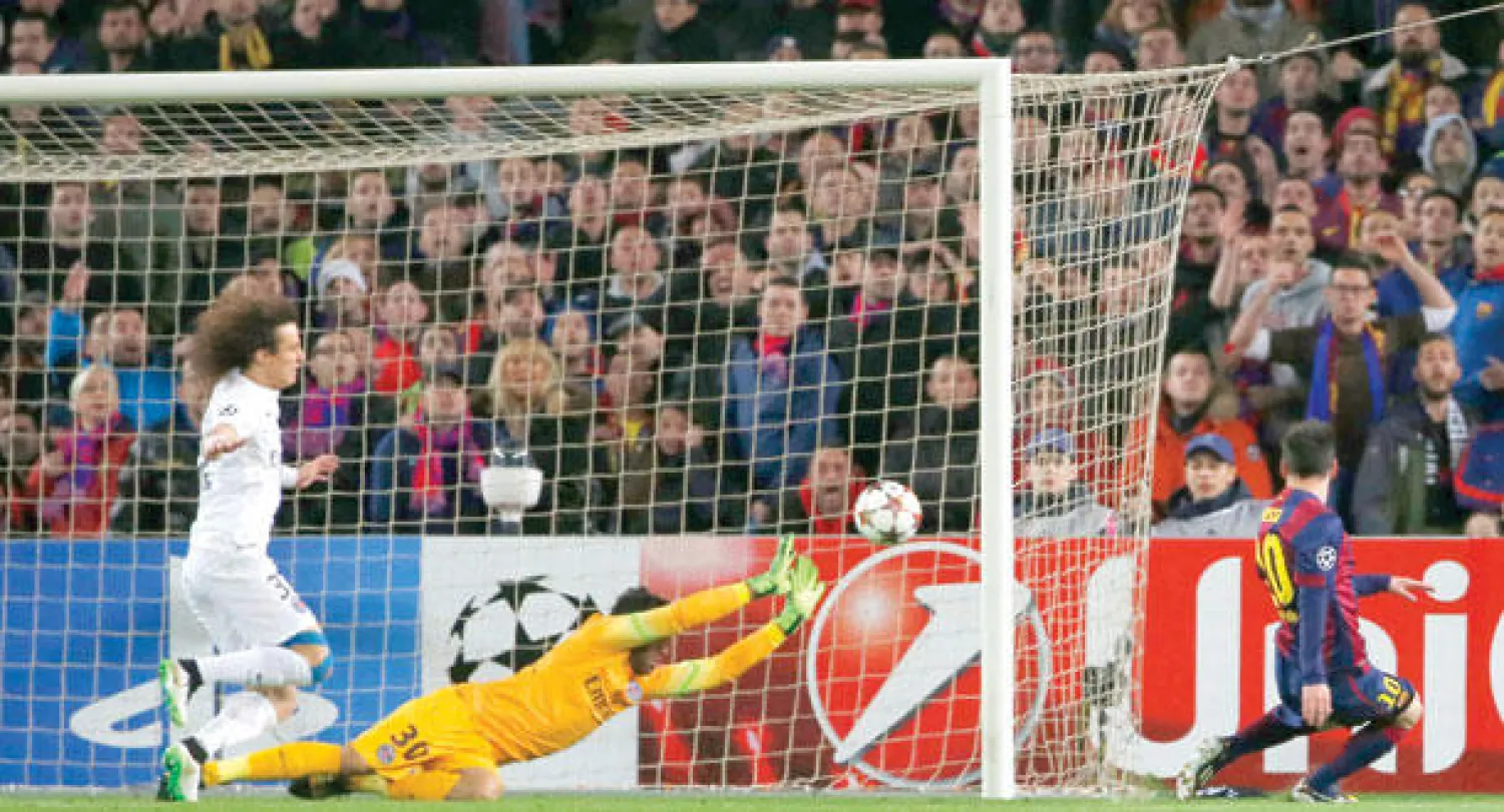 ميسي (يمين) يفتتح أهداف برشلونة (أ.ب)