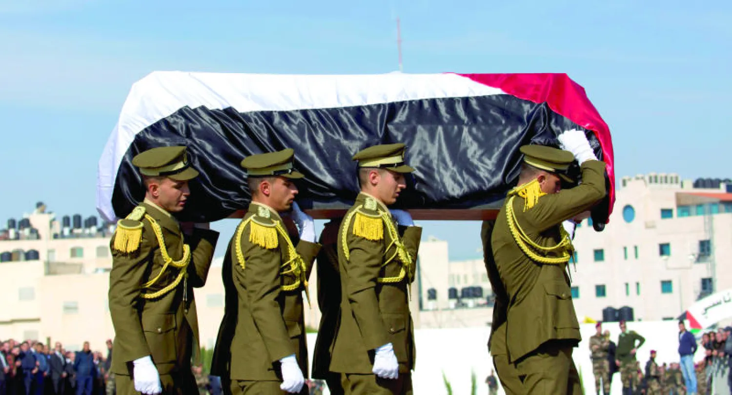 عناصر من حرس الشرف الفلسطيني تحمل نعش الوزير الراحل زياد أبو عين خلال تشييعه في رام الله أمس (أ.ب)