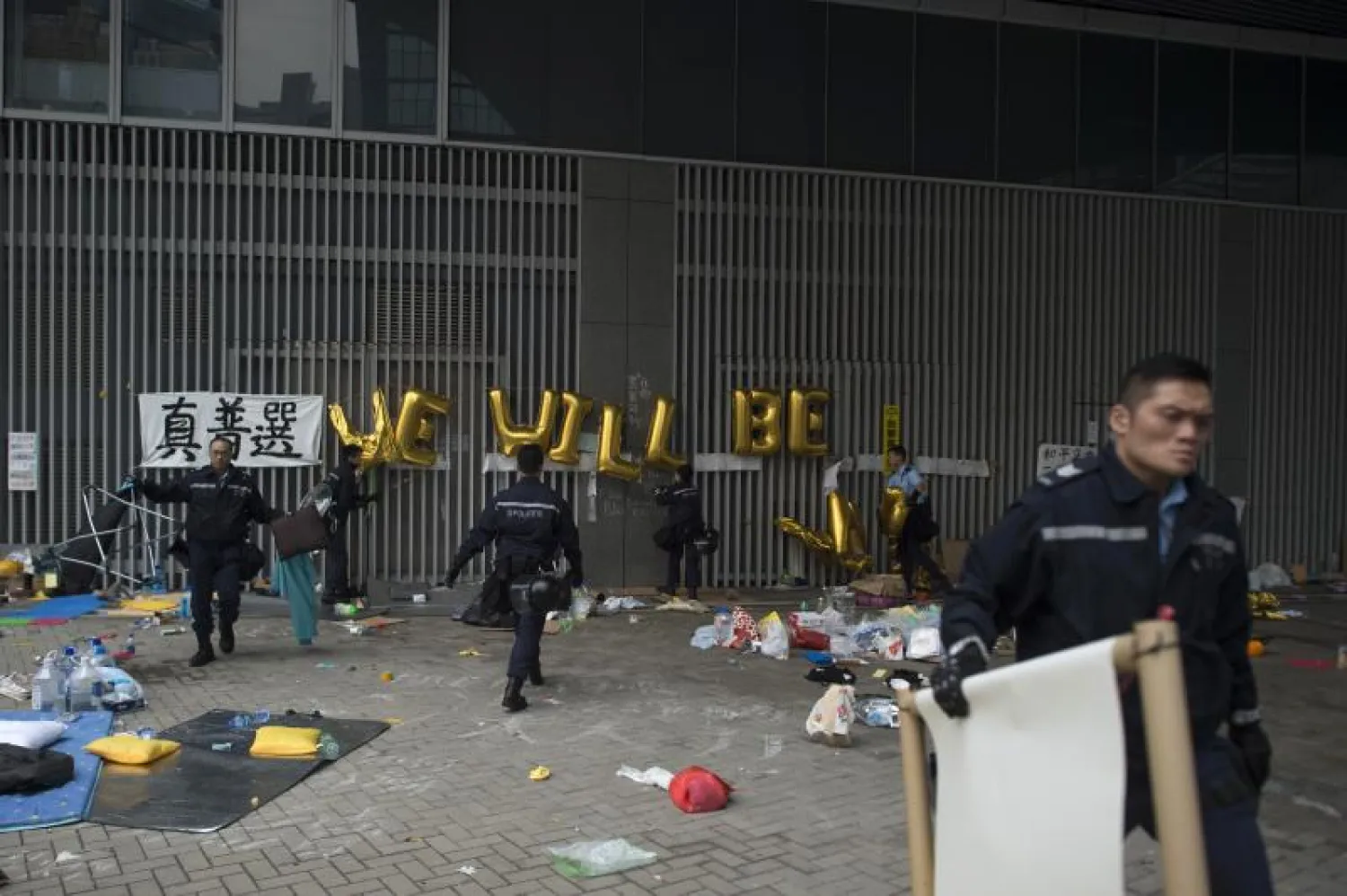 المطالبات بالديمقراطية تنتهي بهونغ كونغ بإخلاء معسكرات الاحتجاجات