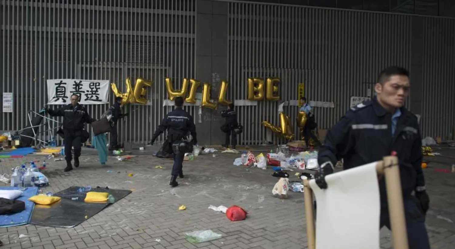 المطالبات بالديمقراطية تنتهي بهونغ كونغ بإخلاء معسكرات الاحتجاجات