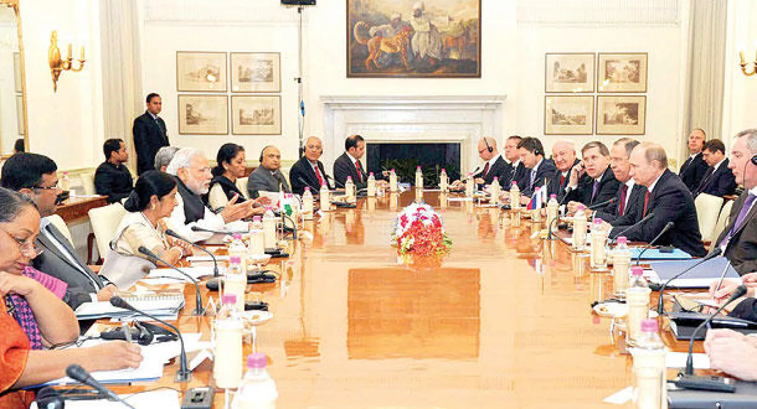 مودي (وسط يسار) أثناء اجتماعه مع بوتين (وسط يمين) بحضور مندوبين آخرين من الجانبين في نيودلهي أمس (رويترز)
