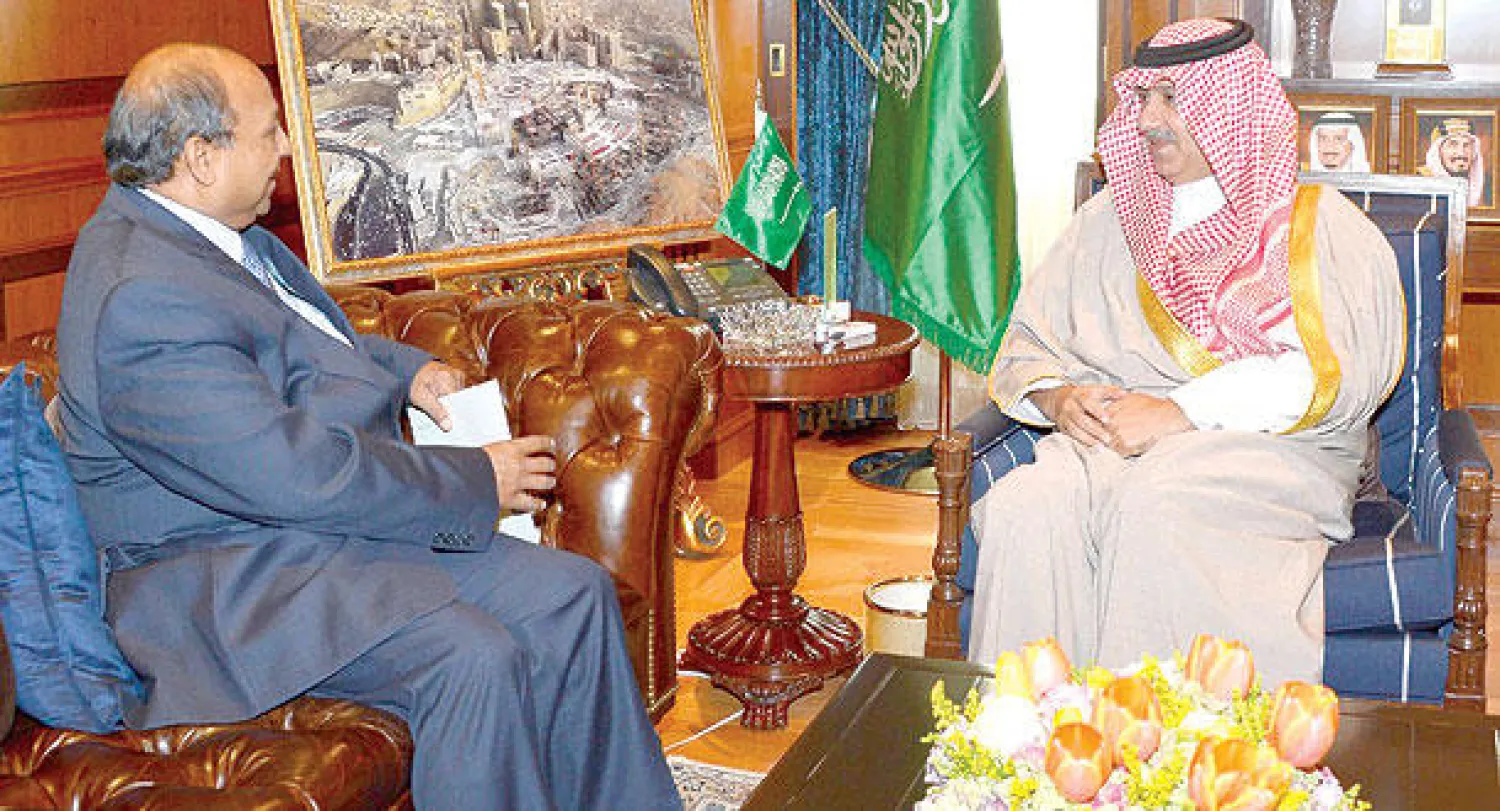 الأمير عبد العزيز بن عبد الله لدى استقباله المنسق المقيم للأمم المتحدة  لدى السعودية أشوك نيجام بالرياض أمس (واس)