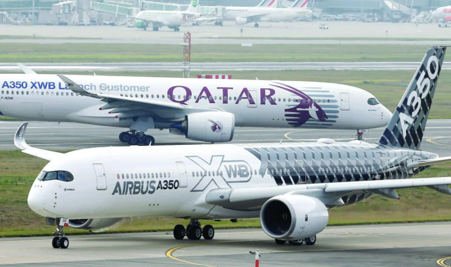 طائرة إيرباص من طراز «إيه 350» الجديدة تابعة للطيران القطري في طور الاختبار وقد أعلن عن تأخر تسليمها المفاجئ (إ.ب.أ)