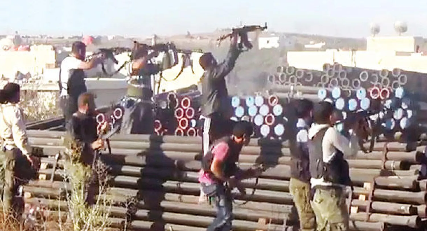 صورة أرشيفية تعود لشهر سبتمبر تظهر مقاتلين قرب «درعا البلد» جنوب سوريا (أ.ب)