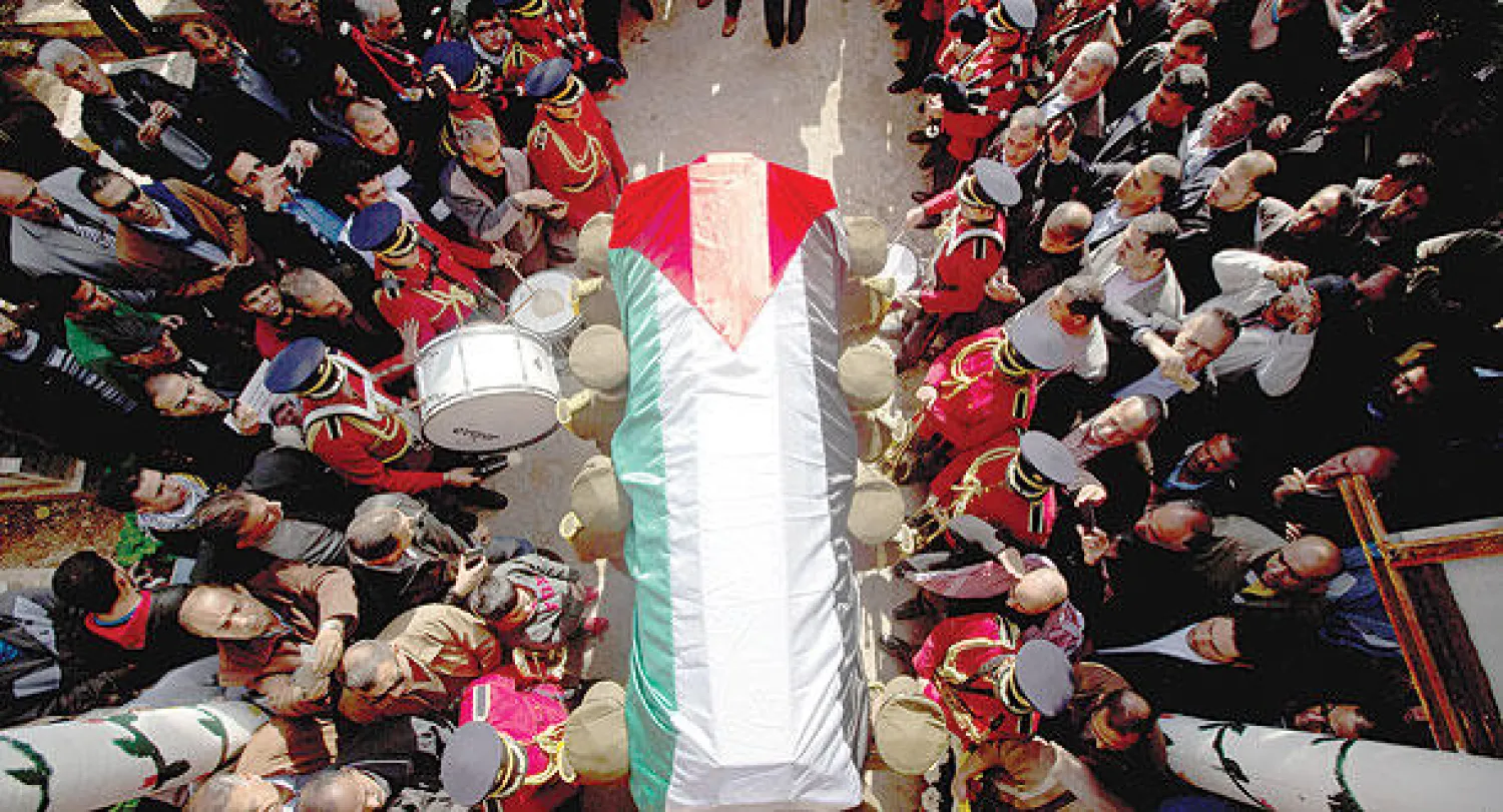 تشييع رسمي لجثمان الراحل رياد أبو عين في رام الله أمس (أ.ب.)