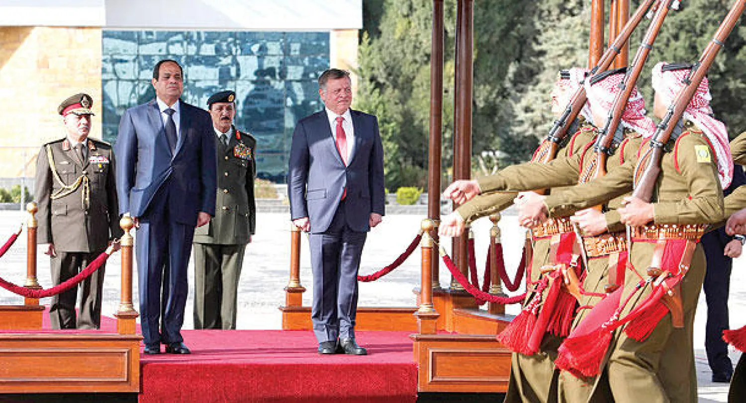 العاهل الأردني يستعرض مع الرئيس المصري حرس الشرف في مطار عمان أمس (رويترز)