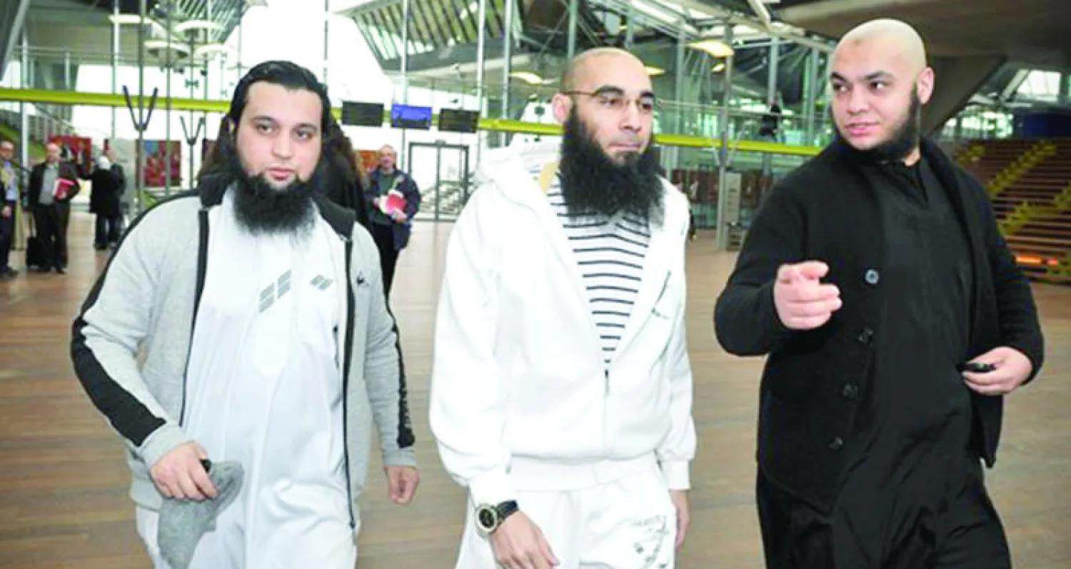 صورة نشرتها وكالة الأنباء البلجيكية ويظهر في وسطها فؤاد بلقاسم مسؤول جماعة الشريعة في بلجيكا خارج محكمة انتويرب («الشرق الأوسط»)