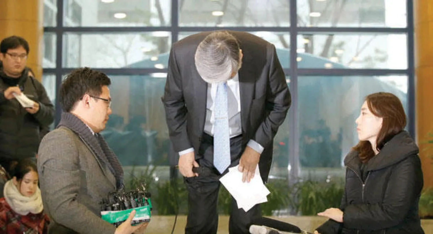 تشو يانغ هو رئيس الخطوط الجوية الكورية معتذرا عن تصرفات ابنته التي عطلت رحلة قادمة من نيويورك (أ.ب)