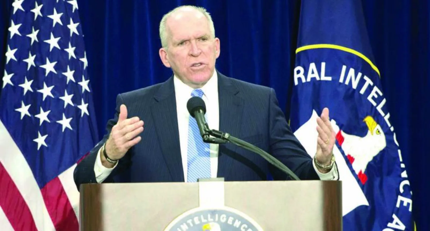 مدير وكالة «سي آي إيه» جون برينان  أثناء عقده مؤتمرا صحافيا داخل مبنى الوكالة المحاط بالسرية الكاملة في لانغلي (فرجينيا) أول من أمس (أ.ف.ب)