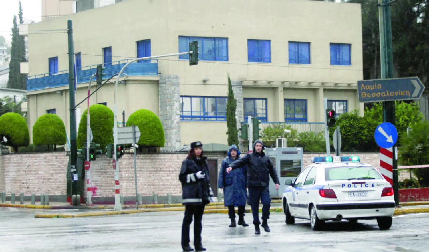 رجال أمن يونانيون يحرسون مقر السفارة الإسرائيلية في أثينا بعد تعرضها لهجوم أمس (إ.ب.أ)