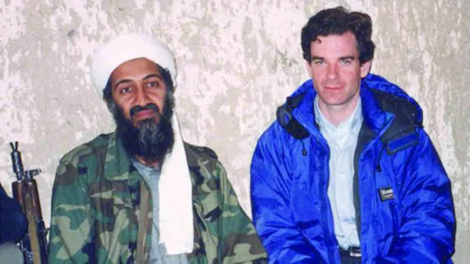 الأميركي بيتر بيرغن أثناء إجراء مقابلة مع بن لادن في قندهار قبل سقوط طالبان عام 2001