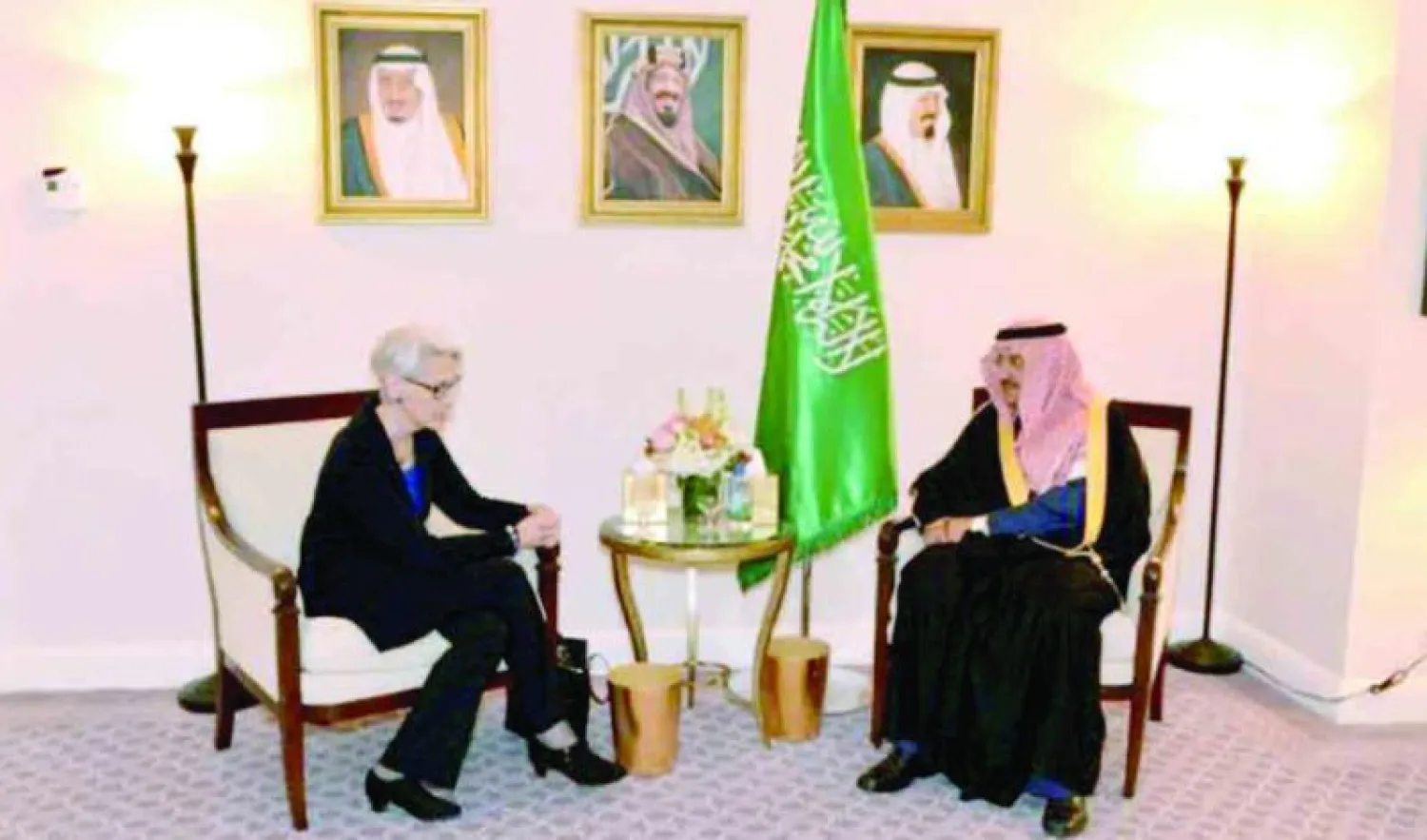 جانب من استقبال وزير الداخلية السعودي لدى استقباله ويندي شيرمان (واس)