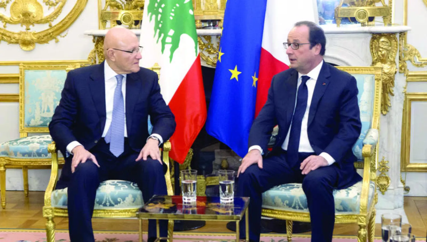 الرئيس الفرنسي فرنسوا هولاند لدى استقباله رئيس الوزراء اللبناني تمام سلام في قصر الإليزيه أمس (أ.ف.ب)