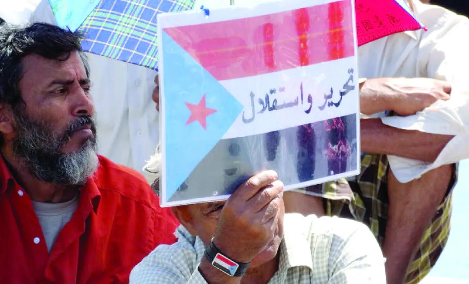 متظاهر يمني يحمل علم اليمن الجنوبي في مظاهرة في عدن تنادي بانفصال الجنوب عن حكم صنعاء أمس (أ.ف.ب)