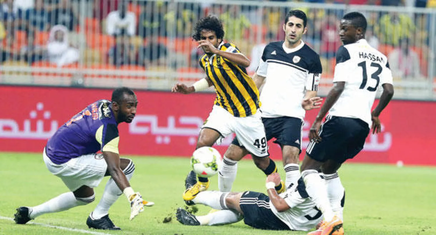 وليد عبد الله حارس الشباب كان نجم المباراة الأول أمس وتصدى لأهداف اتحادية محققة (تصوير: عبد الله بازهير)