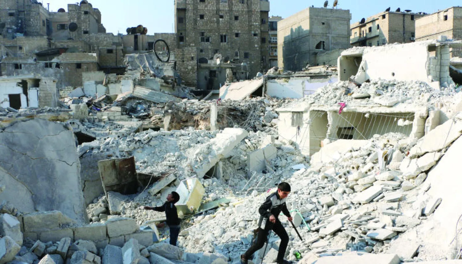 احياء حلب المدمرة باتت مشهدا يوميا في المدينة التي يقترح دي ميستورا تجميد القتال فيها (أ.ف.ب)