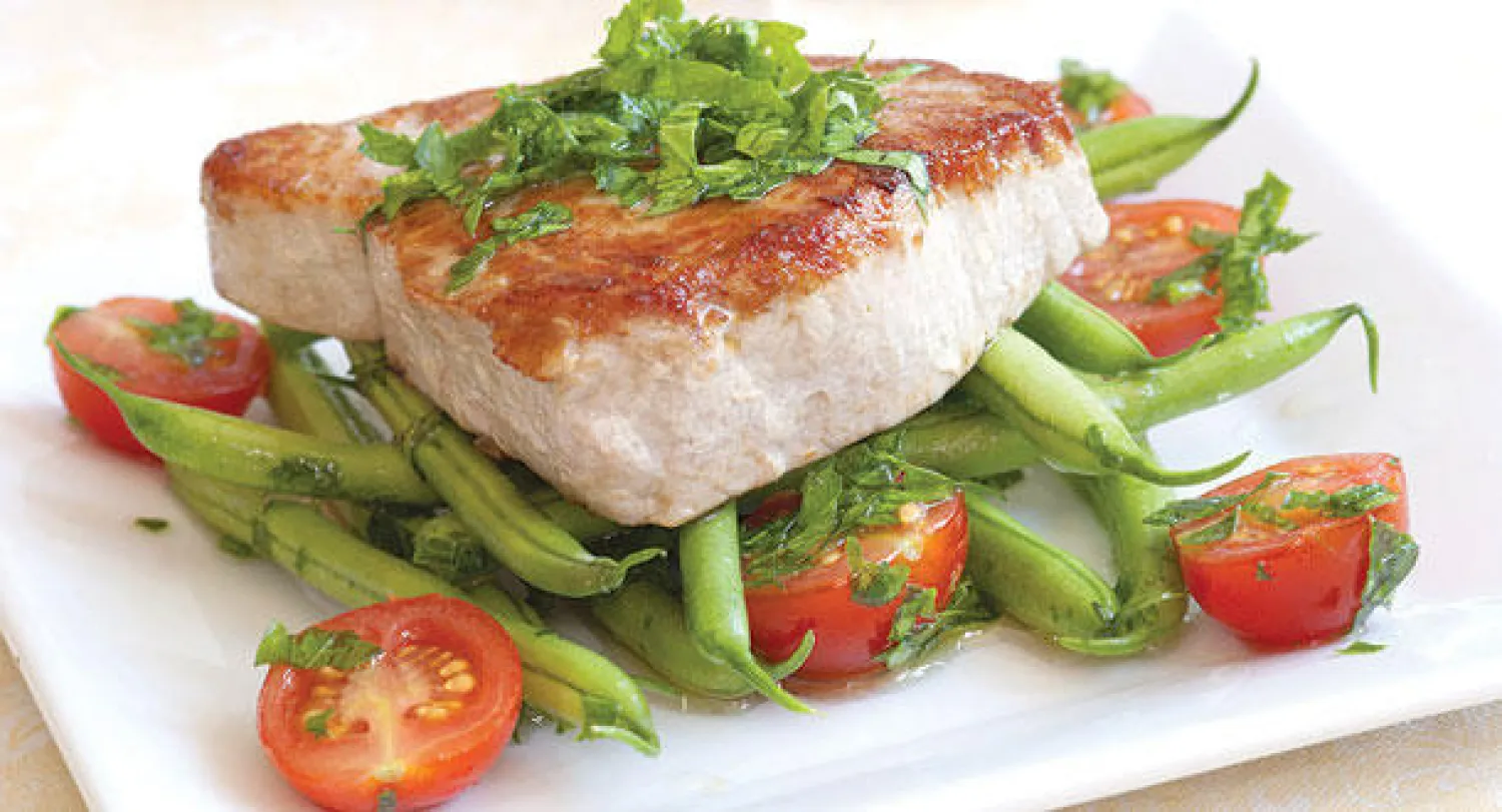 وصفة في 30 دقيقة : تونة مشوية بالأعشاب والزيتون